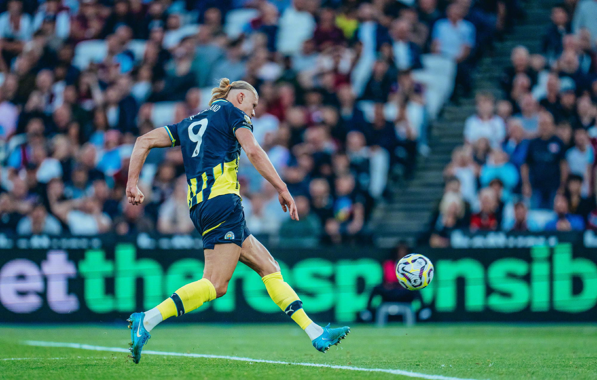 哈兰德意外战胜皇家马德里，最后时刻胜出引爆全场！赛场气氛高涨的简单介绍