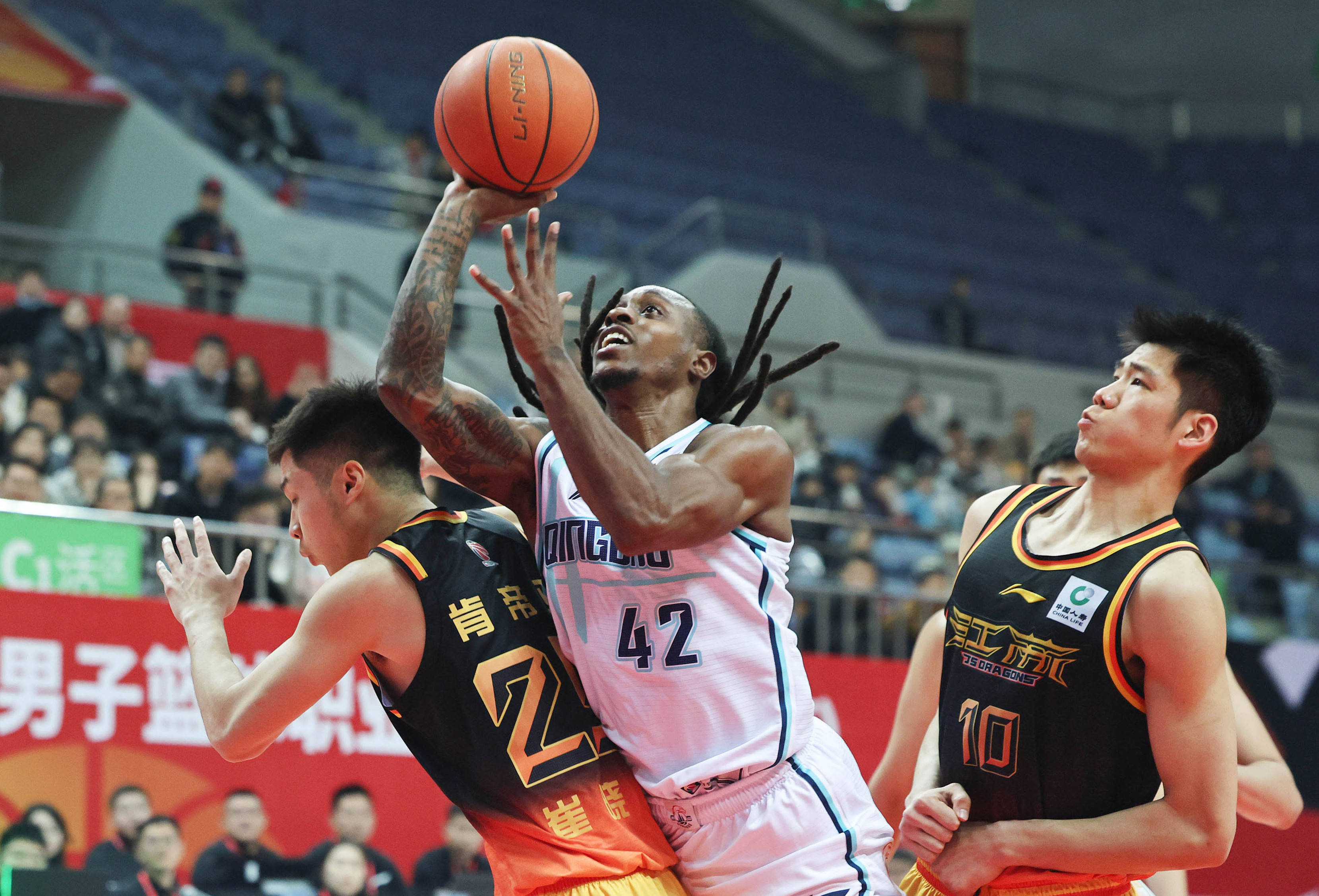 广州队发布备战花絮，关键时刻篮板制胜，CBA常规赛任务艰巨，细节决定成败的简单介绍